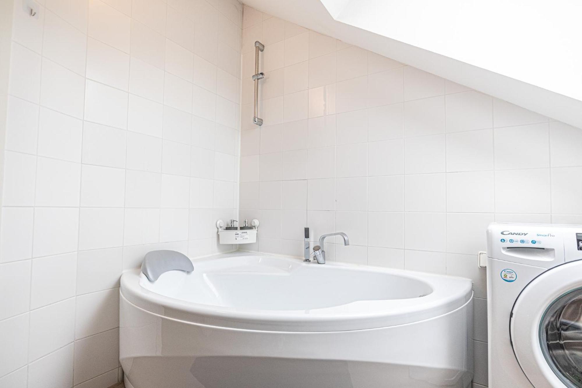 Airy Attic Apt.: Stylish Studio At Penzing Area Wien Exteriör bild